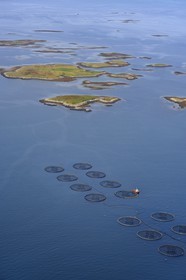 Royaume-Uni, Ecosse, Hébrides extérieures, Ile de North Uist recouvert d'une mosaïque de tourbières, basses collines et lochs, pisciculture en mer vers Hermetray (vue aérienne)