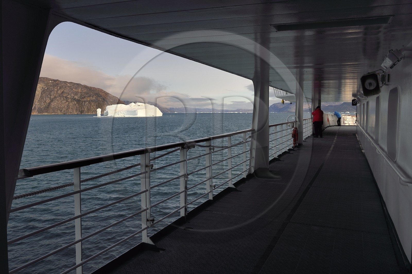 Groenland, cote ouest, baie de Disko, detroit d'Ataa, le bateau de croisière MS Fram de la compagnie Hurtigruten progresse vers le glacier Eqip Sermia (glacier Eqi)