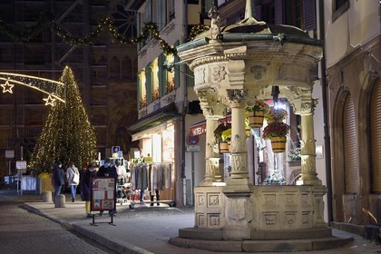 France, Bas Rhin, Obernai, the Puits à 6 seaux (well with 6 buckets) in the rue du Chanoine Gyss