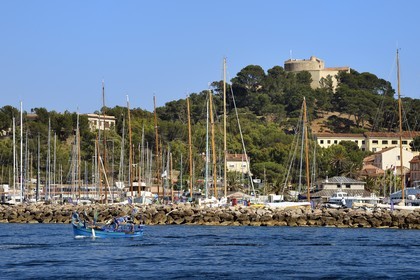 France, Var (83), Iles d'Hyères, parc national de Port Cros, Ile de Porquerolles, le port de Porquerolles dominé par le Fort Sainte-Agathe