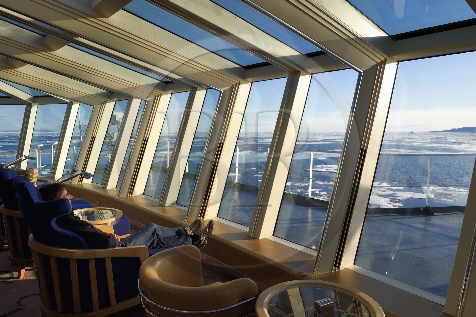 Groenland, cote Nord-Ouest, Smith sound au nord de la baie de Baffin, le bateau de croisière MS Fram de la compagnie Hurtigruten, passager observant la banquise depuis la salle panoramique