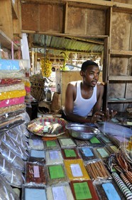 Tanzanie, archipel de Zanzibar, île de Unguja (Zanzibar), ville de Zanzibar, quartier Stone Town, classé Patrimoine Mondial de l' UNESCO, le marché de Darajani, étal aux épices