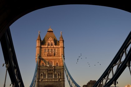 Royaume-Uni, Londres, Tower Bridge, pont basculant franchissant la Tamise, entre les districts de Southwark et de Tower Hamlets