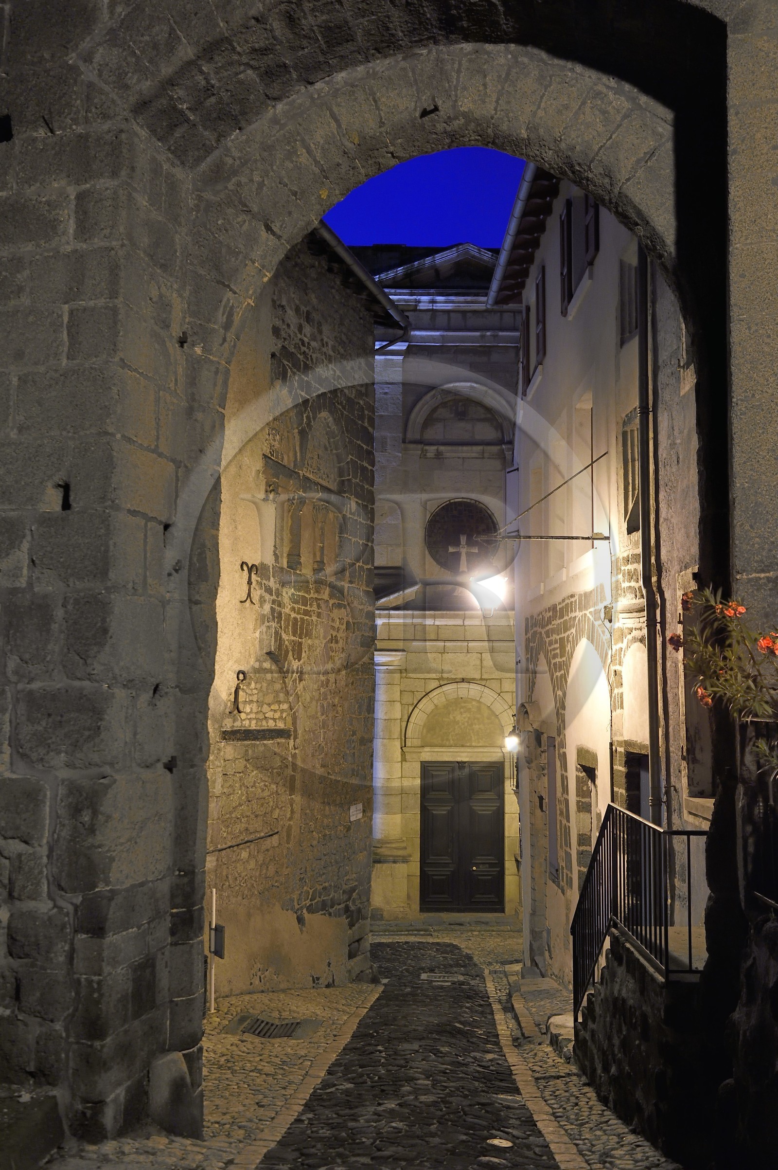 France, Haute-Loire (43), Le Puy-en-Velay, étape classée Patrimoine Mondial de l'UNESCO dans le cadre des chemins de Compostelle, rue Saint-Georges dans la Ville Haute France, Haute-Loire (43), Le Puy-en-Velay, étape classée Patrimoine Mondial de l'UNESCO dans le cadre des chemins de Compostelle, rue Saint-Georges dans la Ville Haute