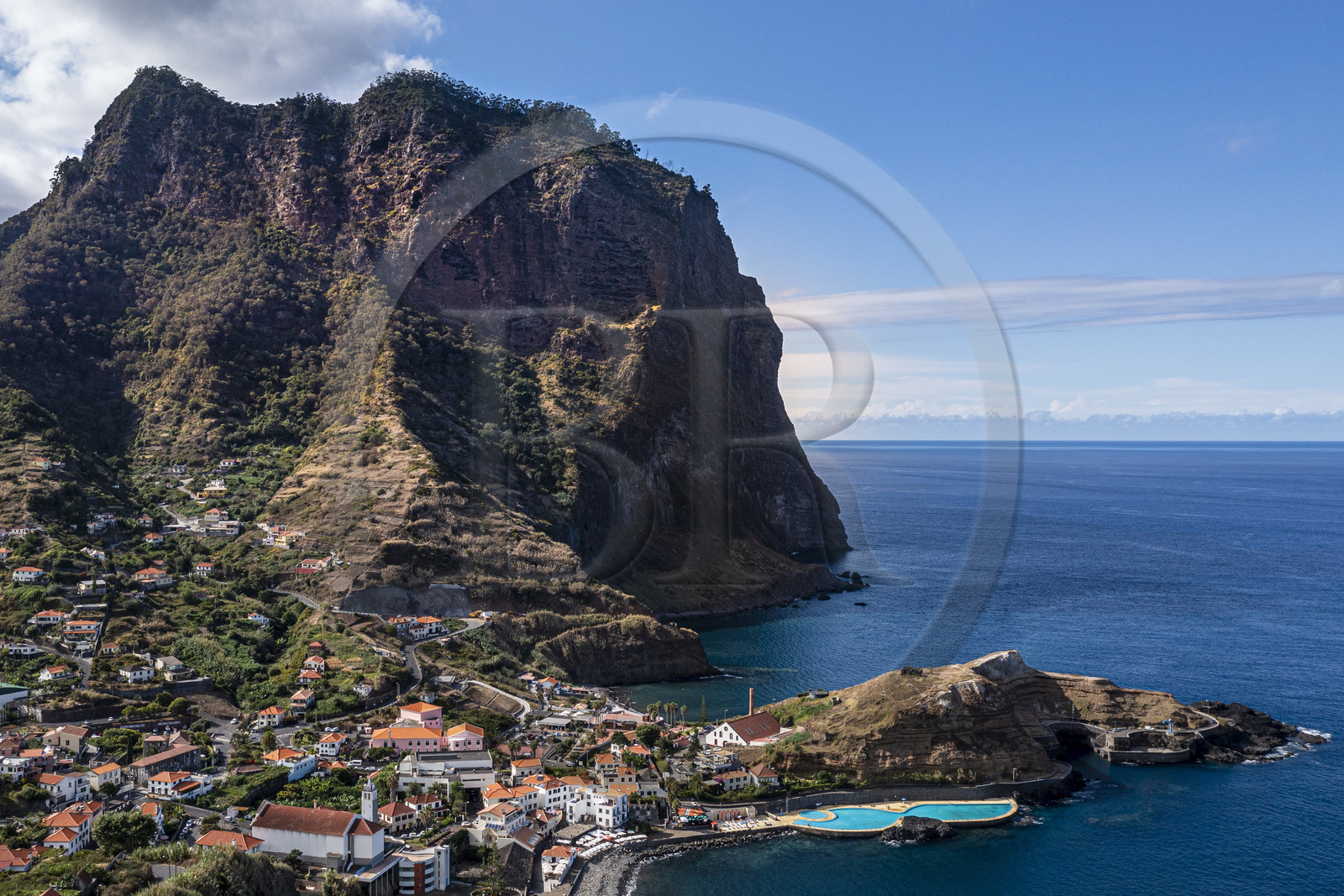 Portugal, Ile de Madère, randonnée de Machico à Porto da Cruz par le Vereda do Larano, la baie de Porto da Cruz dominé par le Rocher de l'aigle (Penha d'Aguia) (vue aérienne)