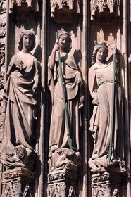 France, Bas-Rhin (67), Strasbourg, vieille ville classée au Patrimoine Mondial de l'UNESCO, la cathédrale Notre-Dame, la facade occidentale, portail latéral nord (XIIIème siècle), statues représentant les vertus terrassant les vices