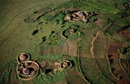 Burundi, habitat traditionnel rugo dispersé sur une colline de la région de Mugongomanga (vue aérienne)
