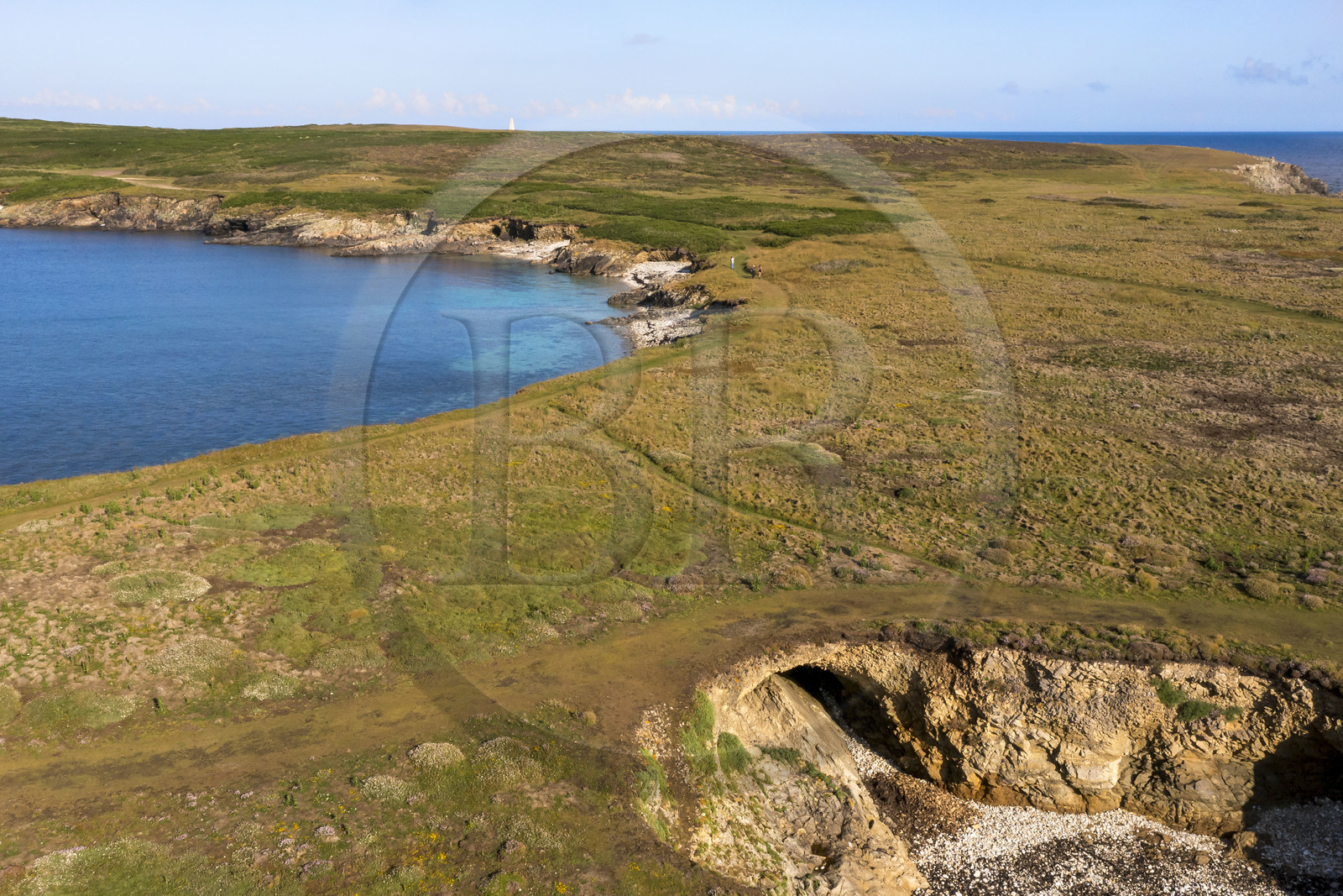 France, Finistère (29), Mer d'Iroise, Ile d'Ouessant, la Pointe de Penn ar Viler sur la cote Sud et la Baie de Lampaul (vue aérienne)