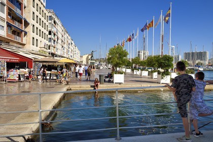 France, Var (83), Toulon, quai Cronstadt, statue du Génie de la Navigation de 1847 appelée Cuverville par les toulonnais devant les barres d'immeubles conçues par De Mailly suite aux bombardements de 1944