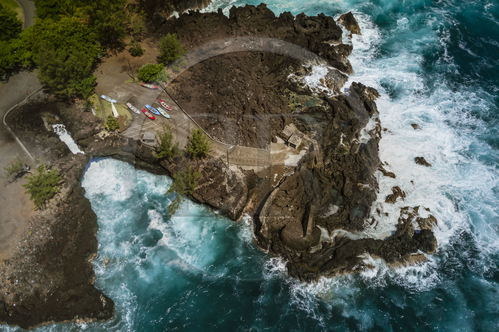 France, Ile de la Reunion, Saint-Joseph, le petit port de la Marine de Langevin dans un couloir naturel de roche basaltique issue d'une ancienne coulée de lave qui a permis l'installation d'un débarcadère (vue aérienne)