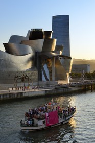 Spain, Basque Country Region, Vizcaya Province, Bilbao, the Guggenheim Museum designed by Frank Gehry and the spider shaped sculpture by Louise Bourgeois entitled Maman (Mum)