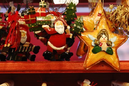 France, Bas Rhin (67), Strasbourg, vente d'objets decoratifs dans les cabanes du Marché de Noel