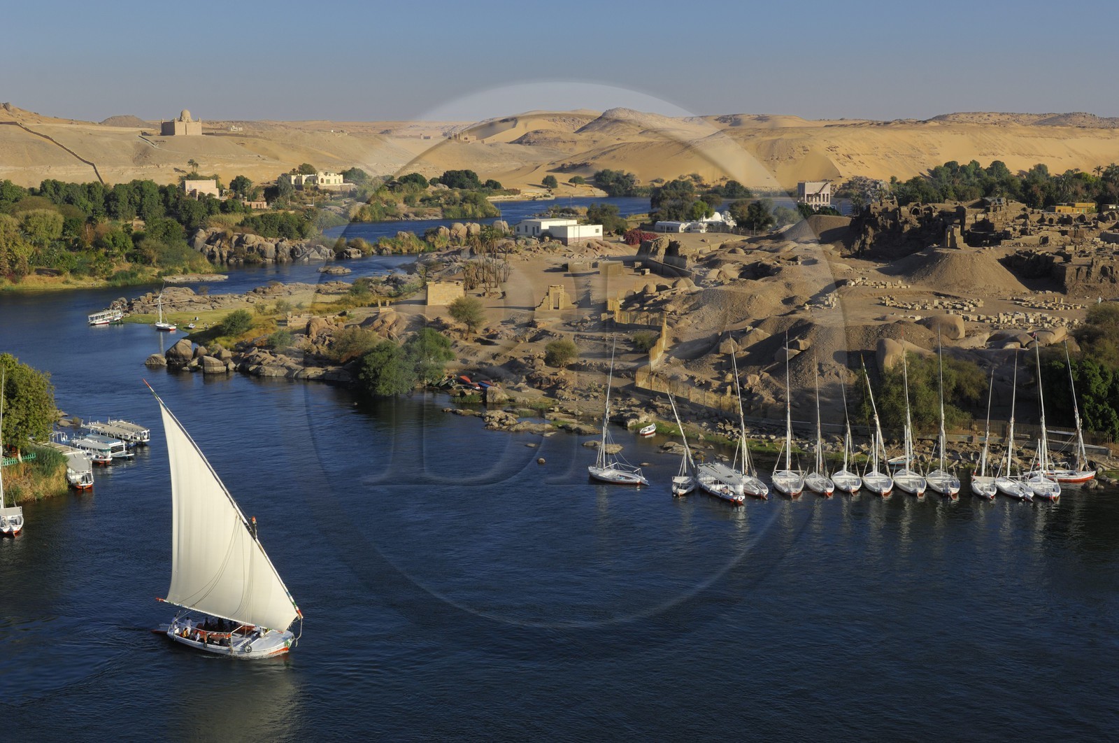 Egypte, Haute Egypte, Nubie, vallée du Nil, Assouan, Ile Elephantine à droite avec le site des fouilles archéologiques des temples de Satis et Khnoum et mausolée de l'Agha Khan en arrière plan sur la rive ouest