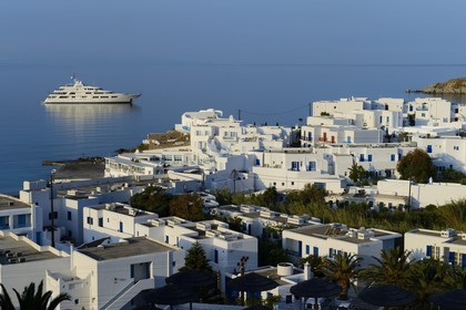 Grèce, Les Cyclades, mer Égée, île de Mykonos, village de Platis Gialos
