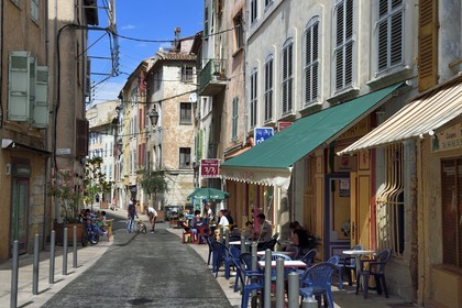 France, Var (83), Draguignan, rue de Trans au coeur de la vieille ville