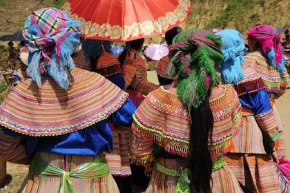 Vietnam, province de Lao Cai, région de Bac Ha, marché de Can Cau, femmes de la minorité Hmong Fleur