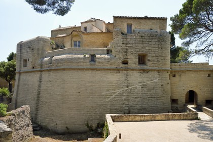 France, Vaucluse (84), Saumane-de-Vaucluse, Chateau de Saumane, une des residences du Marquis de Sade, la facade nord garde les traces de la fortification d'époque médiévale