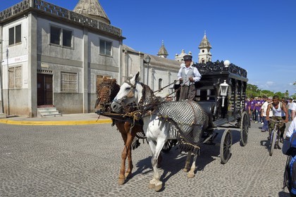 Nicaragua, Granada, corbillard traditionnel tiré par deux chevaux pour un enterrement devant l'église de Guadalupe