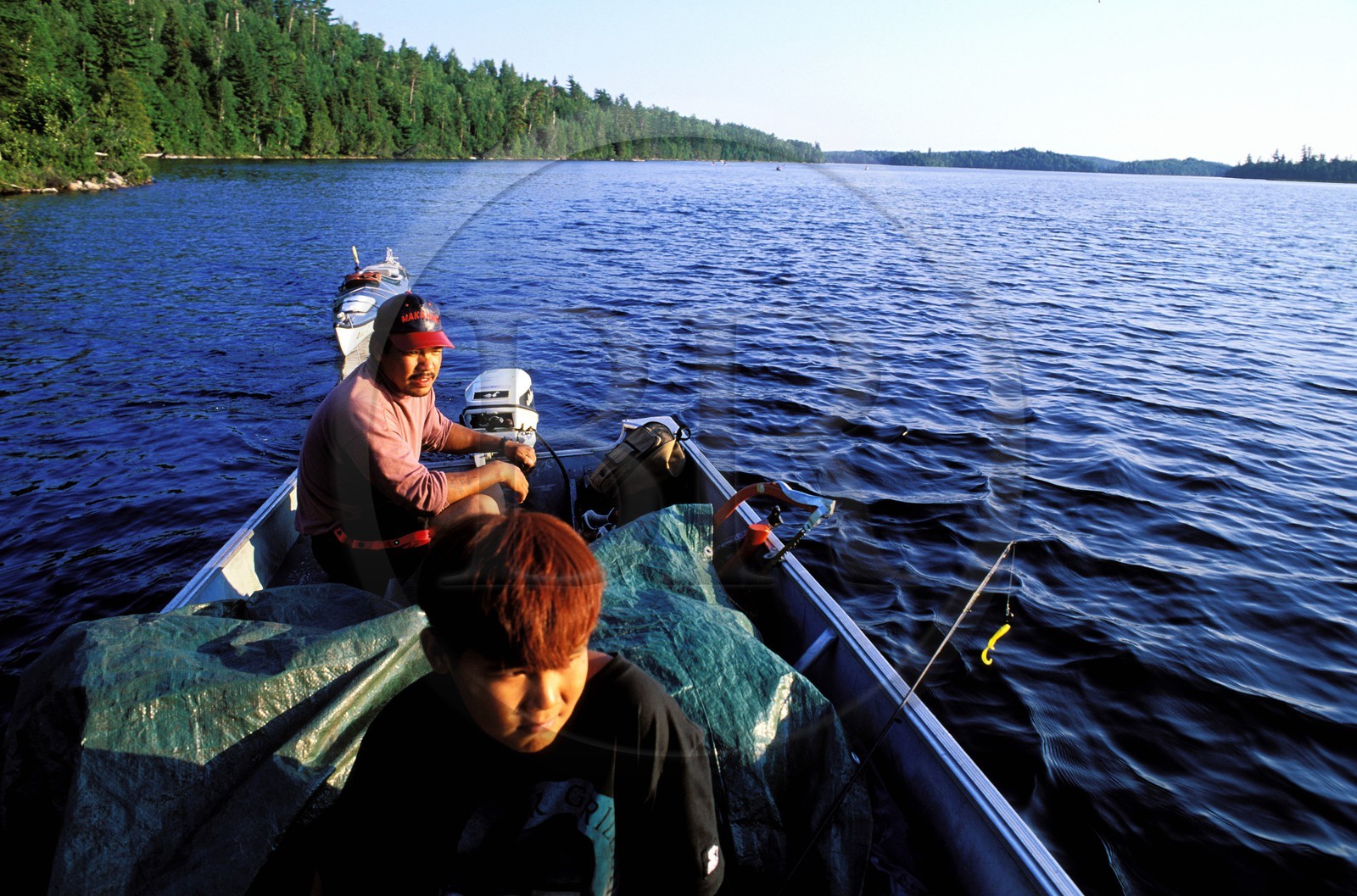 Canada, province de Québec, Réserve faunique de la Vérendrye, Grand lac Victoria, indien algonquin à la pêche avec son fils