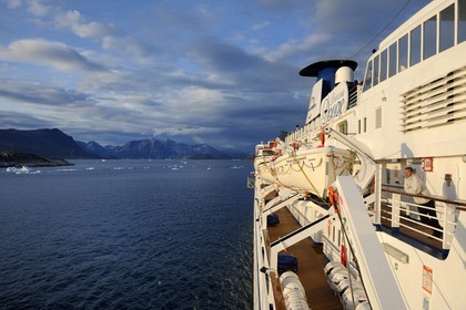 Groenland, fjord de Nanortalik, le bateau de croisière le Princess Danané progressant entre les icebergs