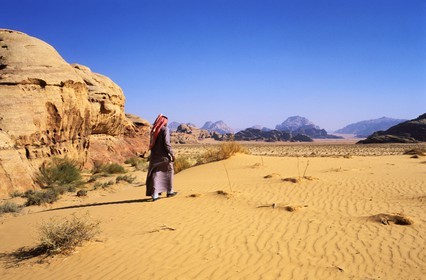 Jordanie, le Wadi Rum, bédouin marchant dans le désert