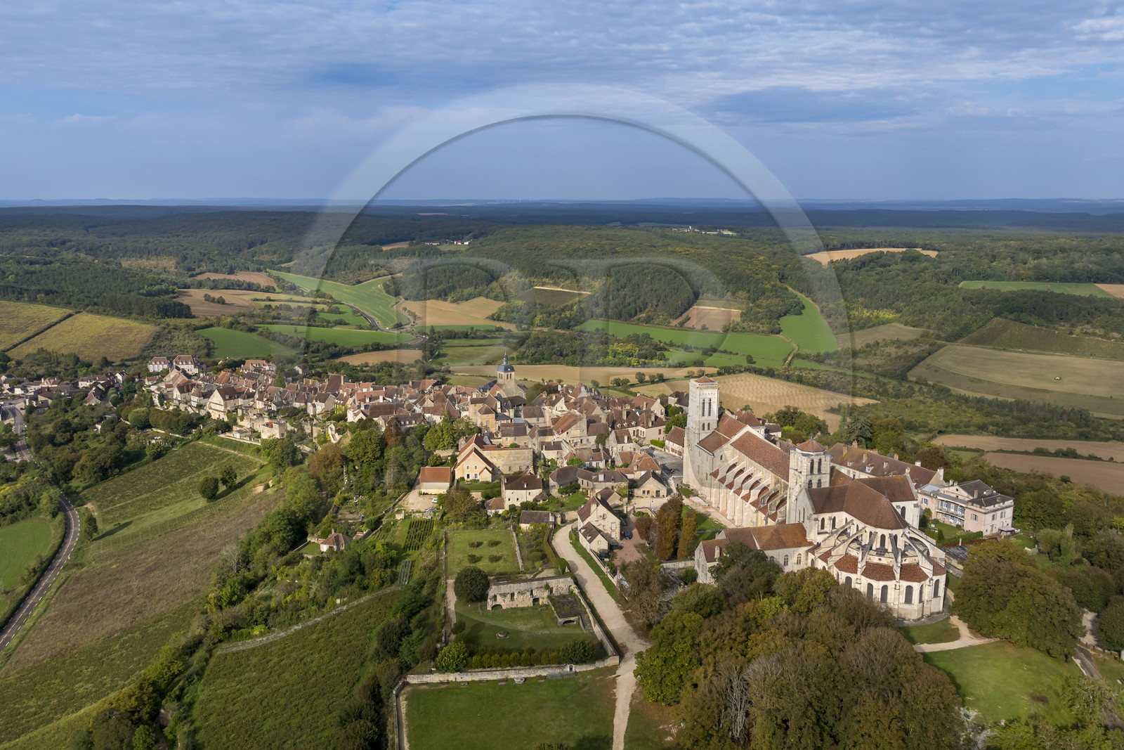 France, Yonne (89), parc naturel régional du Morvan, Vézelay, classé au Patrimoine Mondial de l'UNESCO, labellisé Les Plus Beaux Villages de France, point de départ de l'une des principales voies de pèlerinage de Saint-Jacques-de-Compostelle, la colline et la basilique Sainte-Marie-Madeleine (vue aérienne)