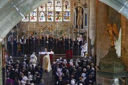 France, Finistere, Locronan, labelled Les plus Beaux Villages de France (The Most Beautiful Villages of France), Saint Ronan church, religious ceremony that ends the procession of the Tromenie