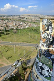 Afrique du Sud, province de Gauteng, Johannesburg, Orlando Towers qui dominent le quartier d'Orlando du township de Soweto, les deux tours de refroidissement de la centrale d'Orlando