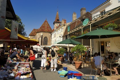 France, Saône et Loire (71), Louhans, le marché du lundi et l'église à tuiles vernissées