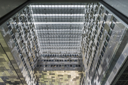 France, Hérault (34), Montpellier,  quartier de Port Marianne, l'Hotel de Ville conçu par les architectes Jean Nouvel et François Fontès, auvents perforés mobiles en fonction de l'ensoleillement du patio entre eau et ciel