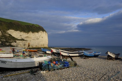 France, Seine-Maritime (76), Côte d'Albâtre, Yport, port d'echouage sur la plage, barques de pêche