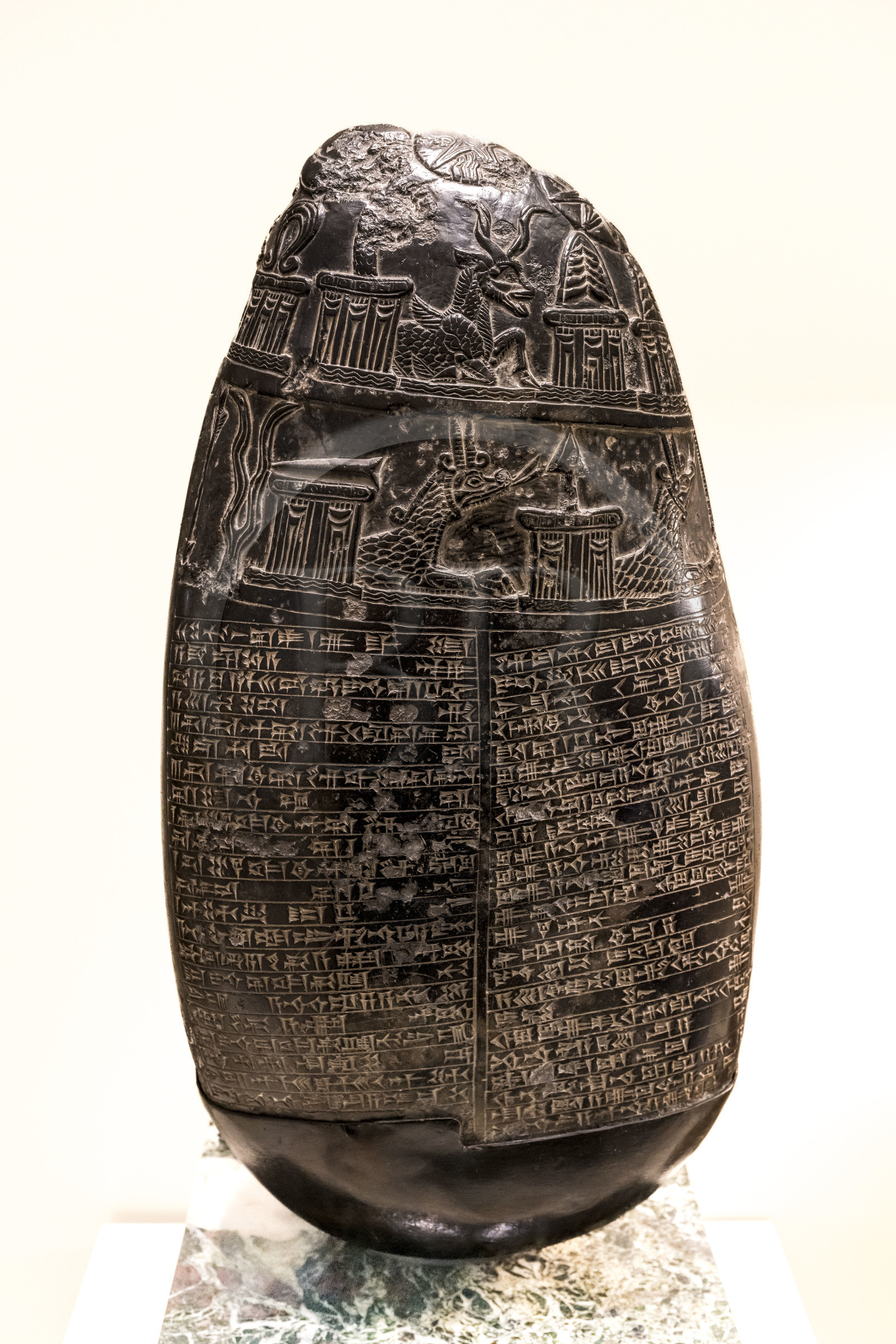 France, Paris (75), Bibliothèque Nationale de France, site Richelieu, la Salle des Colonnes, le caillou Michaux, Babylone, Mésopotamie (Irak), ce Kudurru en diorite noire est daté du règne de Marduk-nadin-ahhe (entre 1100 av. J.-C. et 1083 av. J.-C.), les kudurru sont des monuments à valeur juridique gravés d’une charte de propriété et destinés à être déposés dans un temple