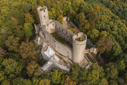 France, Bas-Rhin (67), Route des vins d'Alsace, Andlau, le chateau d'Andlau (Haut-Andlau) (vue aérienne)