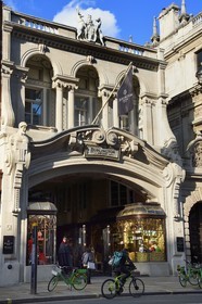 Royaume-Uni, Londres, Mayfair district, la galerie marchande couverte Burlington Arcade située derrière Bond Street, de Piccadilly à Burlington Gardens