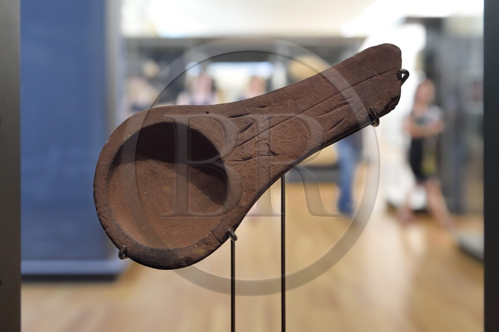 France, Dordogne (24), Périgord Noir, vallée de la Vézère, Les Eyzies-de-Tayac-Sireuil, site classé Patrimoine Mondial de l'UNESCO, Musée National de la Préhistoire, Lampe de Lascaux en grès rouge datant du magdalénien