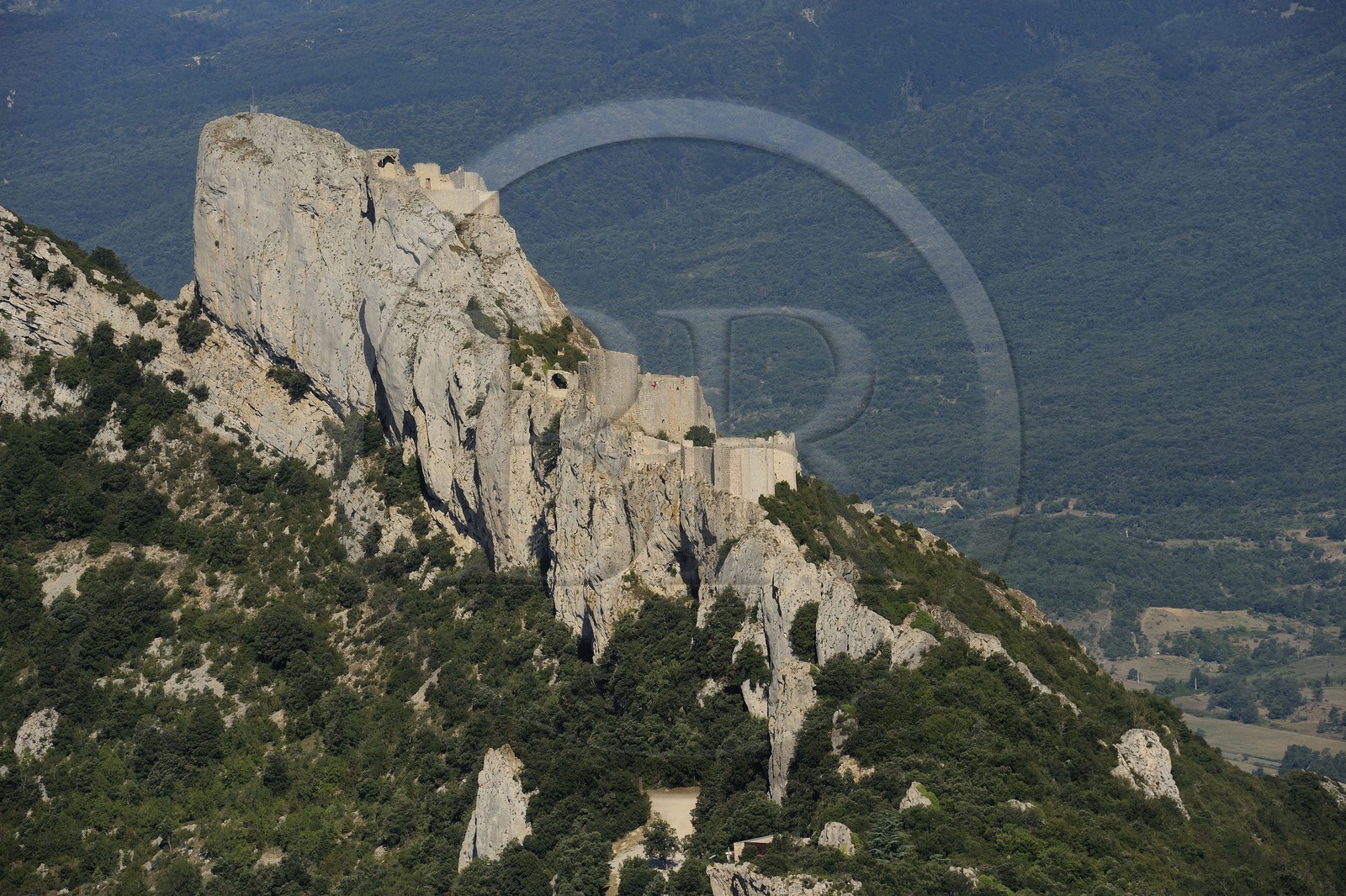 France, Aude (11), Pays Cathare, le château de Peyrepertuse du XIIe siecle  (vue aérienne)