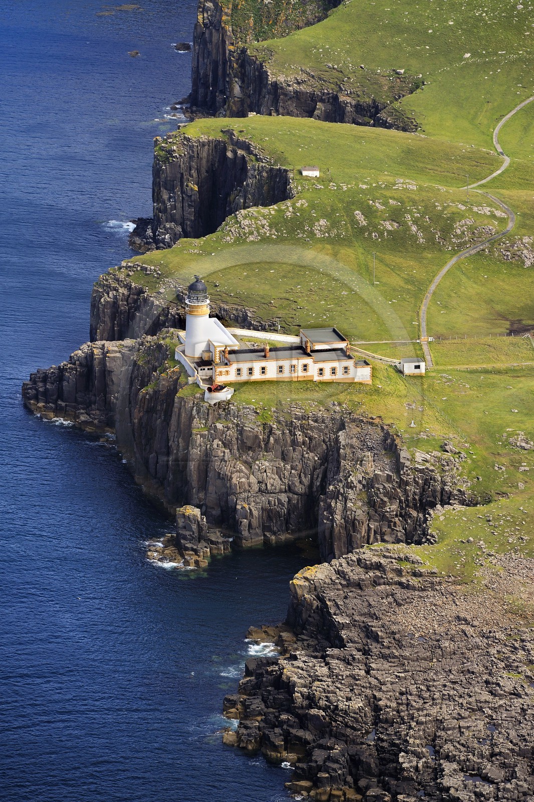 Royaume-Uni, Ecosse, Highland, Hébrides intérieures, Ile de Skye, Péninsule de Duirinish, le phare de Neist Point (vue aérienne)