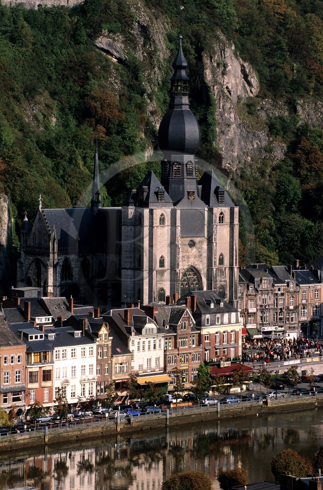 Belgique, Wallonie, Dinant, la collégiale Notre-Dame sur les bords de la Meuse