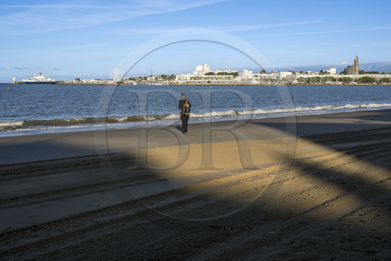 France, Charente-Maritime (17), Royan,  plage de la Grande-Conche avec l'église Notre-Dame de Royan en arrière plan