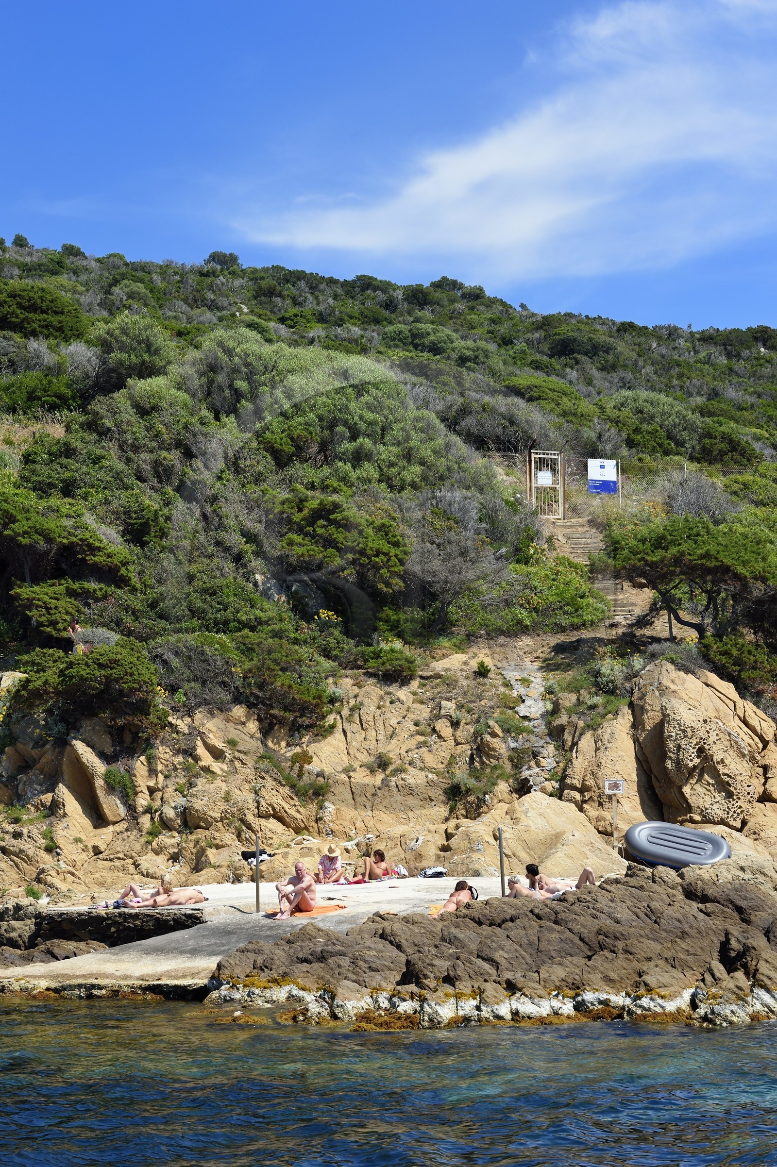 France, Var (83), Iles d'Hyères, Parc national de Port Cros, Ile du Levant, domaine naturiste d'Héliopolis, zone exclusivement naturiste sur les rochers en bord de mer en dessous de la zone militaire