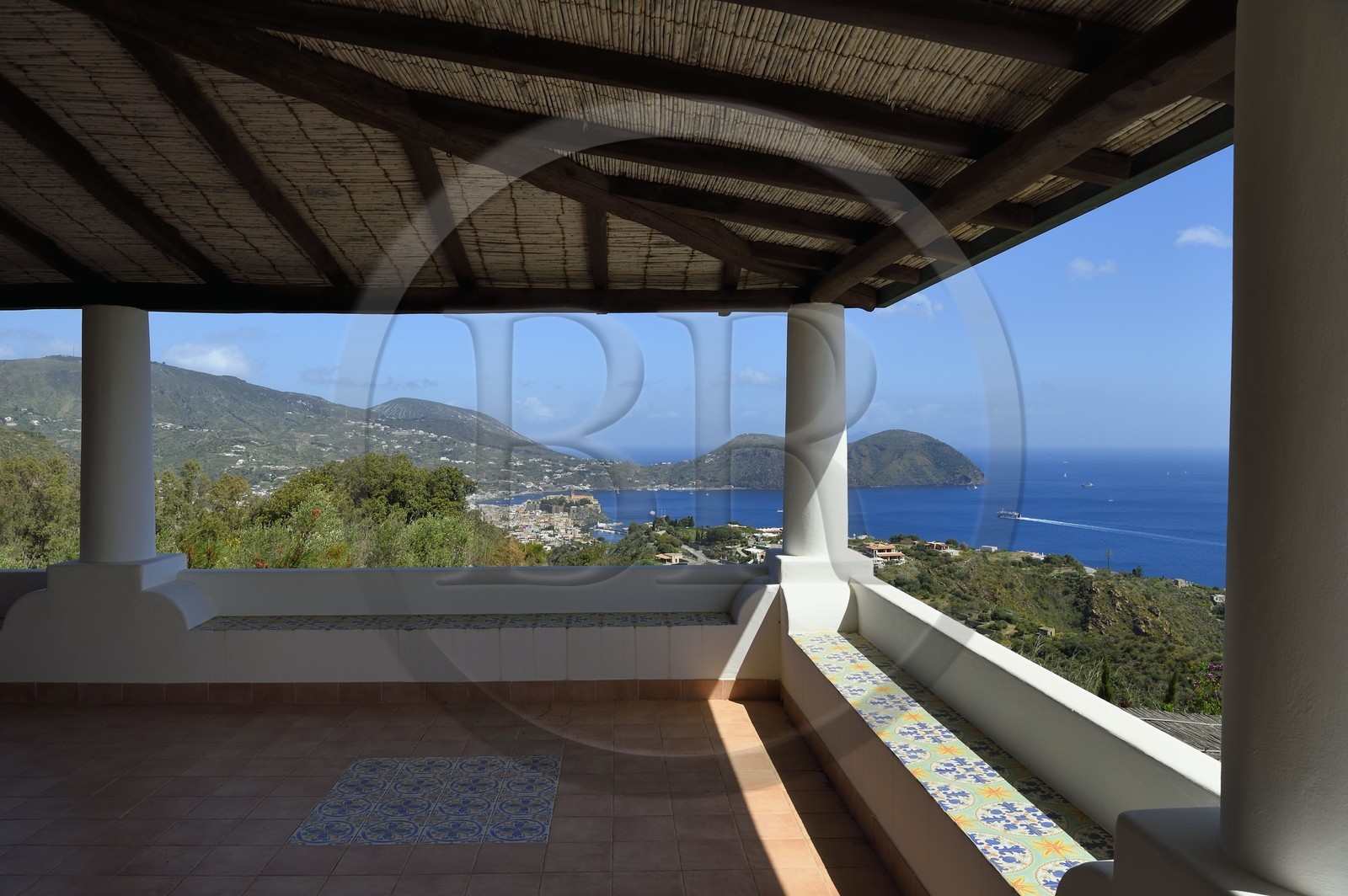 Italie, Sicile, iles Eoliennes, classées Patrimoine Mondial de l'UNESCO, Ile de Lipari, maison traditionnelle sur la cote Sud-Est et la citadelle de Lipari en arrière plan