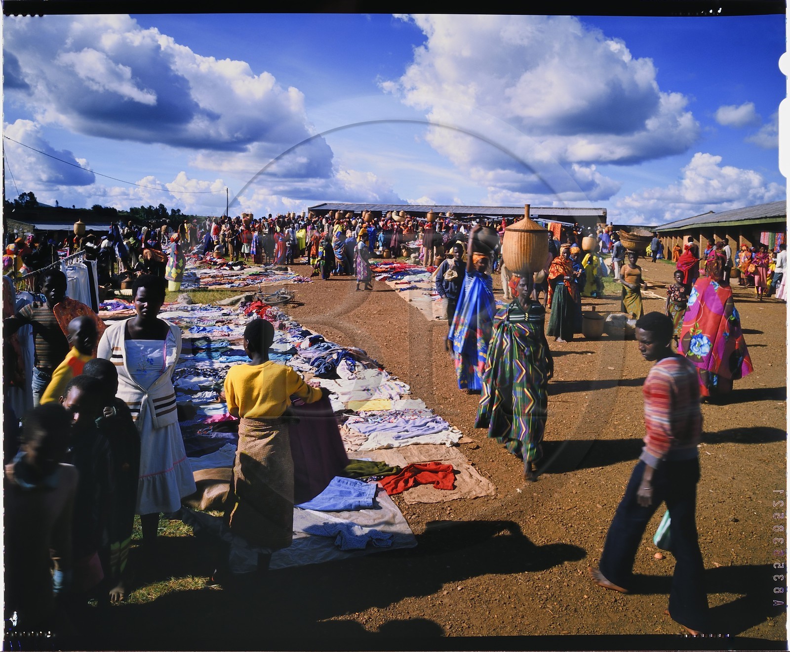 Burundi, province de Bujumbura, jour de marché à Ijenda, (reproduction plan-film inversible 4x5)