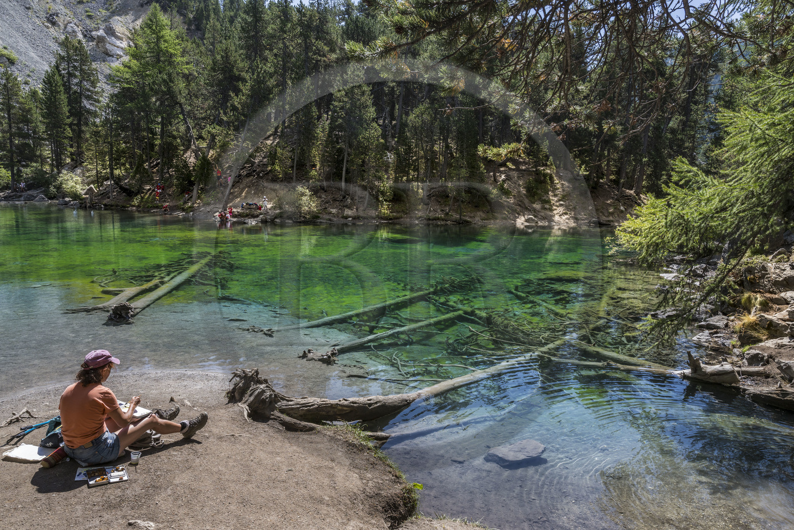 France, Hautes Alpes (05), Névache, la Vallée Étroite à la frontière italienne, le lac Vert (alt. 1834 m), randonneuse réalisant une aquarelle du lac in situ