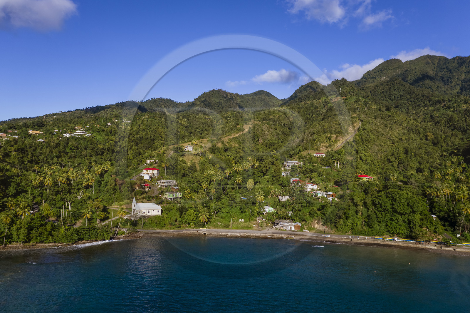 Caraïbes, Ile de la Dominique, Toucari Bay au nord de Portsmouth (vue aérienne)