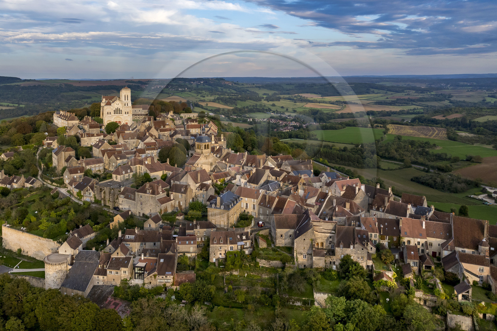 France, Yonne (89), parc naturel régional du Morvan, Vézelay, classé au Patrimoine Mondial de l'UNESCO, labellisé Les Plus Beaux Villages de France, point de départ de l'une des principales voies de pèlerinage de Saint-Jacques-de-Compostelle, la colline et la basilique Sainte-Marie-Madeleine (vue aérienne)