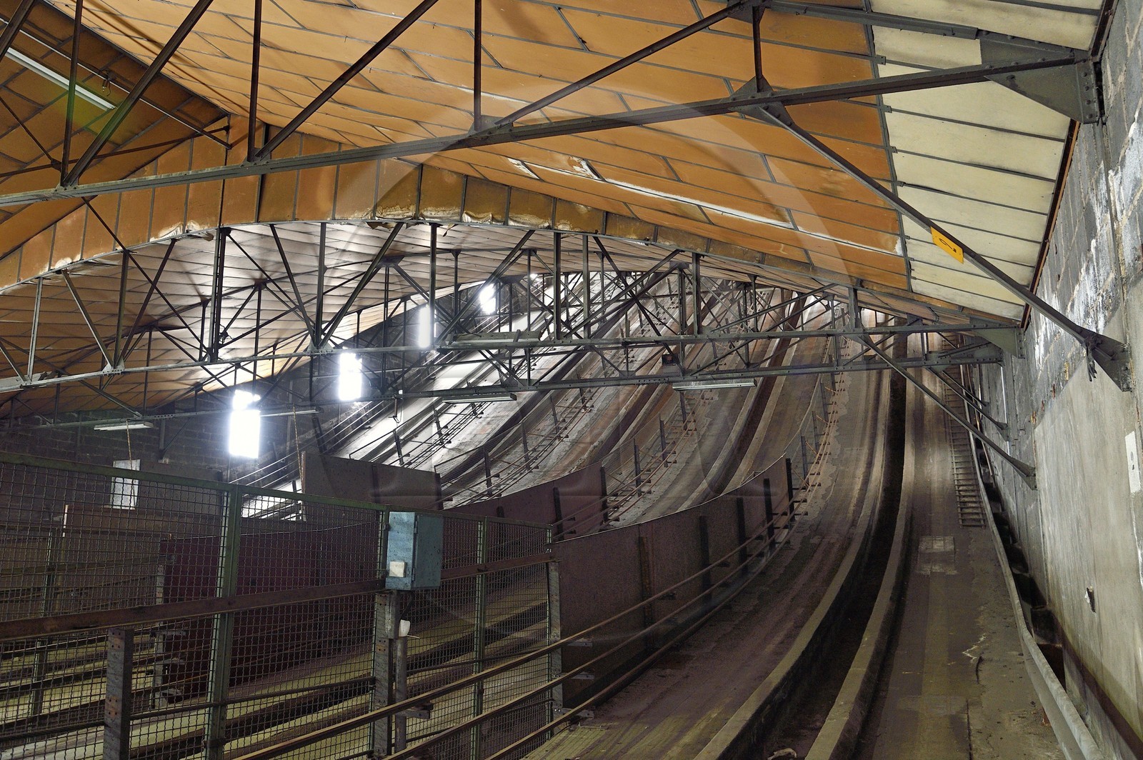 France, Puy-de-Dôme (63), Clermont-Ferrand, Pistes d'essai de l'usine Michelin de Cataroux, trois toboggans longs de 450 m et dont les extrémités recourbées culminent entre 20 m et 30 m de haut