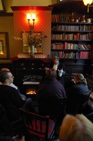 Royaume-Uni, Ecosse, Edimbourg, conteur habillé à l' ancienne dans le pub Mitre sur le Royal Mile