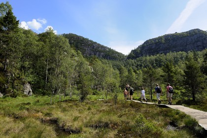 Norvège, Rogaland, région du Lysefjord, chemin de randonnée menant au Rocher de La Chaire (Preikestolen)