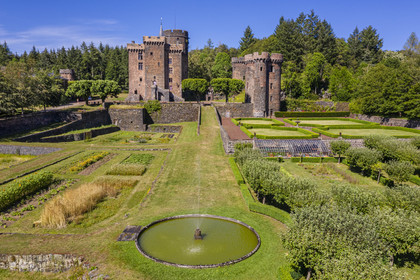France, Puy-de-Dôme (63), Pontgibaud, Chateau-Dauphin, forteresse du XIIe siècle (vue aérienne)
