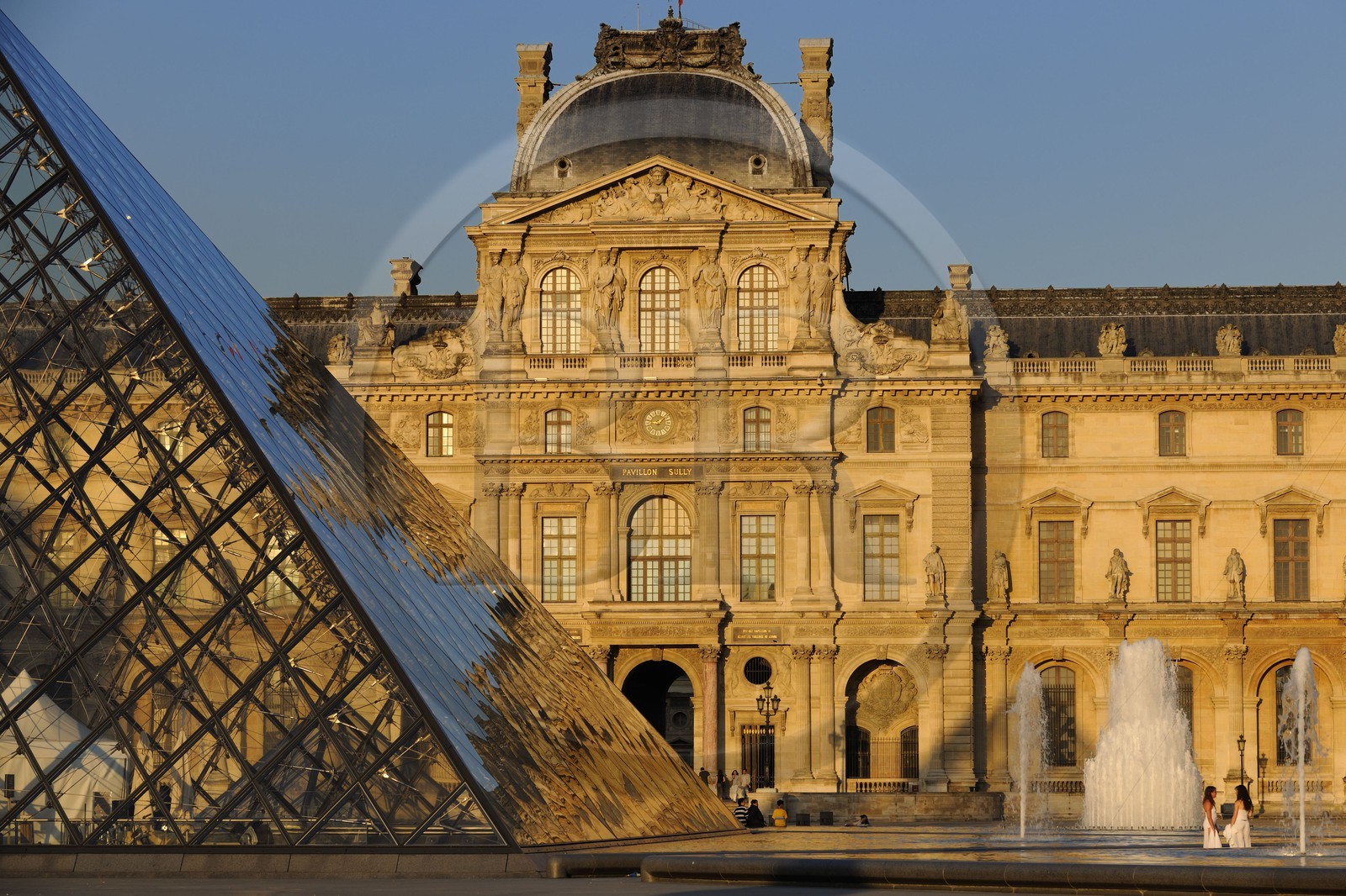 France, Paris (75), le musée et la pyramide du Louvre de l'architecte Ieoh Ming Pei